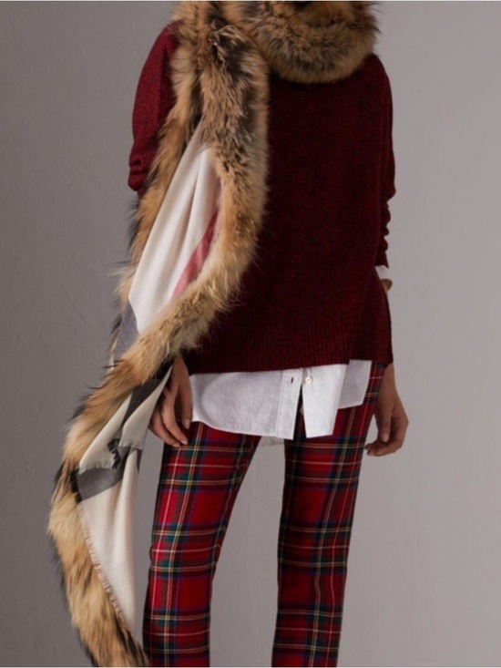 BURBERRY Accessories - BURBERRY CASHMERE/ WOOL RACCOON FUR STOLE.